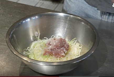 Фото шага рецепта Фламмкухен с беконом и пореем 139970 шаг 5  