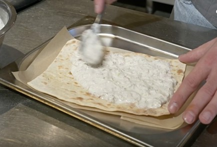 Фото шага рецепта Фламмкухен с беконом и пореем 139970 шаг 7  