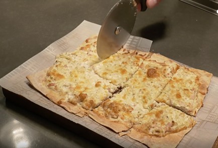 Фото шага рецепта Фламмкухен с беконом и пореем 139970 шаг 8  