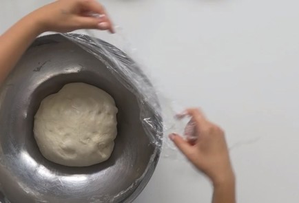 Фото шага рецепта Фокачча с луком вялеными томатами и оливками 151301 шаг 1  