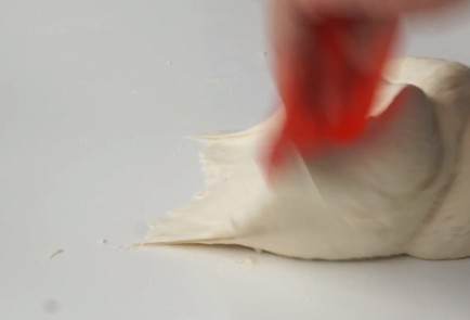 Фото шага рецепта Фокачча с луком вялеными томатами и оливками 151301 шаг 2  