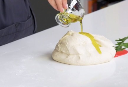 Фото шага рецепта Фокачча с луком вялеными томатами и оливками 151301 шаг 3  