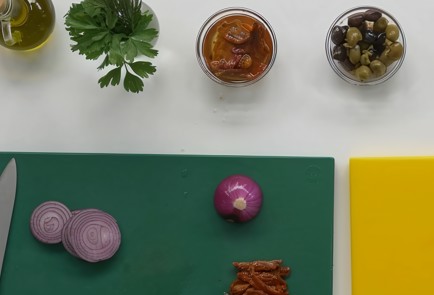 Фото шага рецепта Фокачча с луком вялеными томатами и оливками 151301 шаг 5  