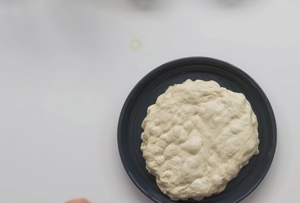 Фото шага рецепта Фокачча с луком вялеными томатами и оливками 151301 шаг 6  