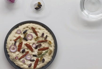 Фото шага рецепта Фокачча с луком вялеными томатами и оливками 151301 шаг 8  