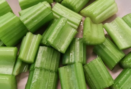 Фото шага рецепта Фондю с сельдереем и обжаренным багетом 152833 шаг 1  