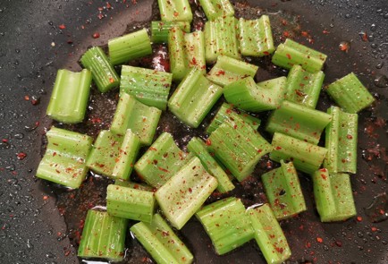 Фото шага рецепта Фондю с сельдереем и обжаренным багетом 152833 шаг 6  