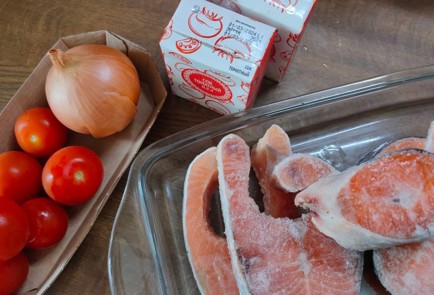 Фото шага рецепта Форель с луком в томатном соусе 186508 шаг 1  