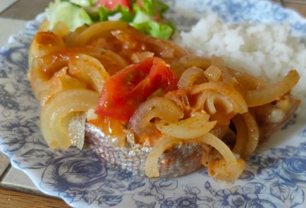 Фото шага рецепта Форель с луком в томатном соусе 186508 шаг 13  