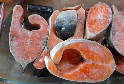 Фото шага рецепта Форель с луком в томатном соусе 186508 шаг 2  