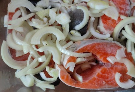 Фото шага рецепта Форель с луком в томатном соусе 186508 шаг 4  