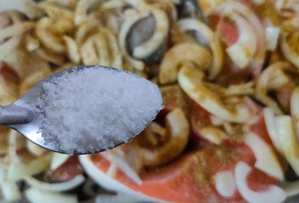 Фото шага рецепта Форель с луком в томатном соусе 186508 шаг 6  