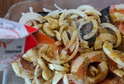 Фото шага рецепта Форель с луком в томатном соусе 186508 шаг 7  