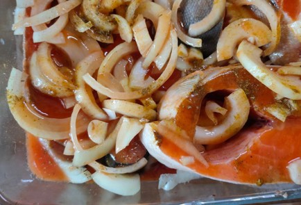 Фото шага рецепта Форель с луком в томатном соусе 186508 шаг 8  