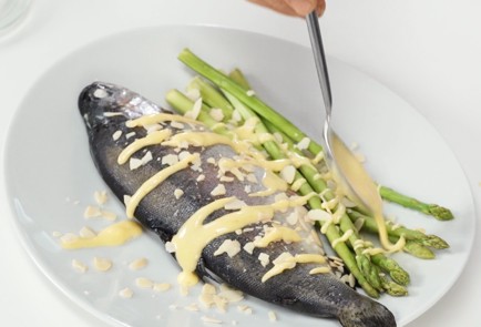 Фото шага рецепта Форель с миндалем и спаржей 80833 шаг 3  