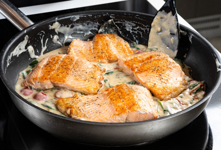 Фото шага рецепта Форель в сливочном соусе 191136 шаг 10  