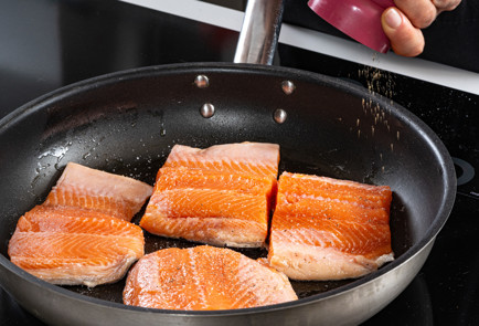 Фото шага рецепта Форель в сливочном соусе 191136 шаг 4  