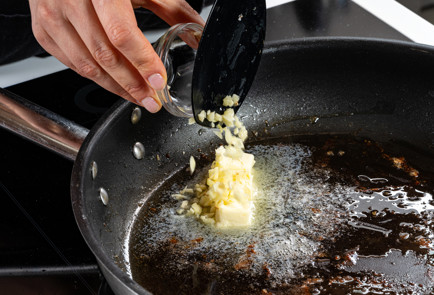 Фото шага рецепта Форель в сливочном соусе 191136 шаг 6  