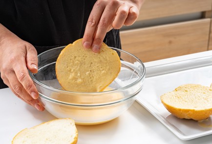 Фото шага рецепта Французские гренки с фруктами 187920 шаг 6  