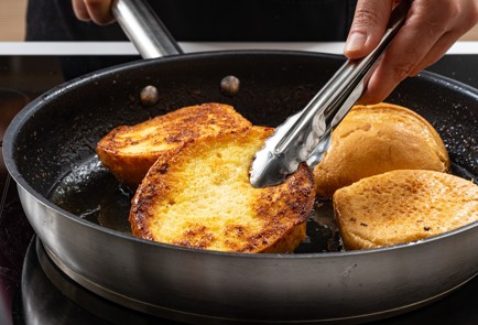 Фото шага рецепта Французские гренки с фруктами 187920 шаг 7  