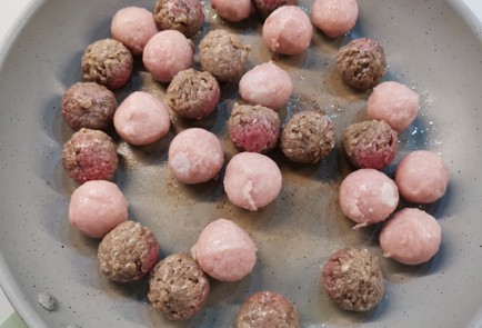 Фото шага рецепта Фрикадельки с овощами 191449 шаг 2  