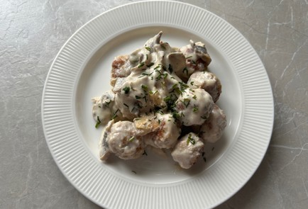 Фото шага рецепта Фрикадельки в сливочном соусе с грибами 189372 шаг 10  