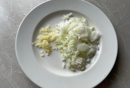 Фото шага рецепта Фрикадельки в сливочном соусе с грибами 189372 шаг 2  