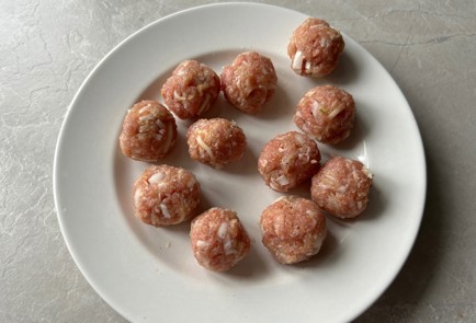 Фото шага рецепта Фрикадельки в сливочном соусе с грибами 189372 шаг 6  