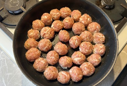 Фото шага рецепта Фрикадельки в сливочном соусе с грибами 189372 шаг 7  