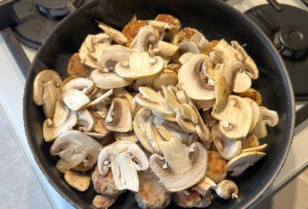 Фото шага рецепта Фрикадельки в сливочном соусе с грибами 189372 шаг 8  