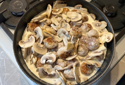 Фото шага рецепта Фрикадельки в сливочном соусе с грибами 189372 шаг 9  