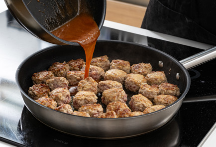 Фото шага рецепта Фрикадельки в яблочносливовом соусе с глазированным фенхелем 189958 шаг 10  