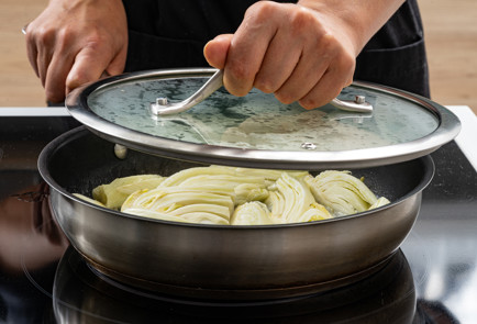 Фото шага рецепта Фрикадельки в яблочносливовом соусе с глазированным фенхелем 189958 шаг 13  