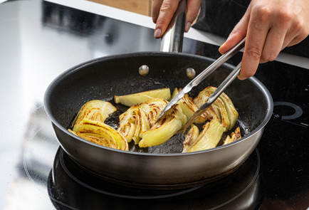 Фото шага рецепта Фрикадельки в яблочносливовом соусе с глазированным фенхелем 189958 шаг 14  