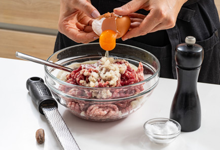 Фото шага рецепта Фрикадельки в яблочносливовом соусе с глазированным фенхелем 189958 шаг 4  