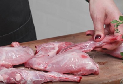 Фото шага рецепта Фрикасе из кролика с оливками 175161 шаг 2  