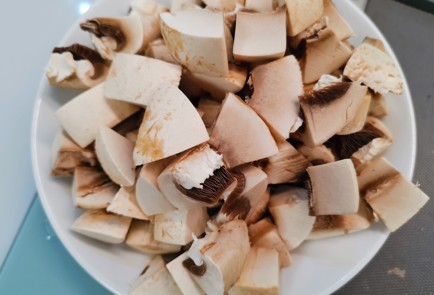 Фото шага рецепта Фрикасе с курицей и грибами 176191 шаг 2  