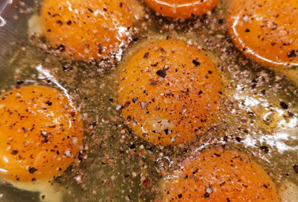 Фото шага рецепта Фритатта с брокколи и базиликом 151959 шаг 1  