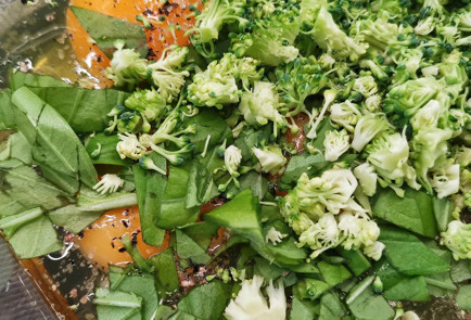 Фото шага рецепта Фритатта с брокколи и базиликом 151959 шаг 2  