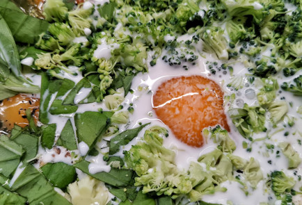 Фото шага рецепта Фритатта с брокколи и базиликом 151959 шаг 3  