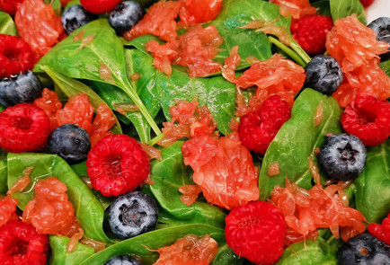 Фото шага рецепта Фруктовоягодный салат с камамбером и шпинатом 151708 шаг 4  