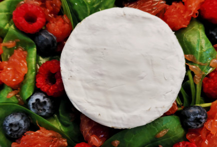 Фото шага рецепта Фруктовоягодный салат с камамбером и шпинатом 151708 шаг 7  