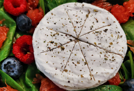 Фото шага рецепта Фруктовоягодный салат с камамбером и шпинатом 151708 шаг 8  