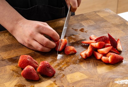 Фото шага рецепта Фруктовый салат с блинами 188335 шаг 4  