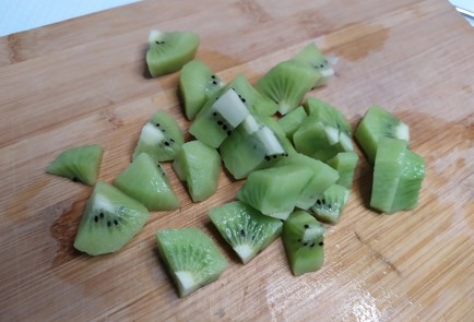 Фото шага рецепта Фруктовый салат с хурмой 190747 шаг 2  