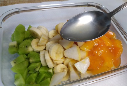 Фото шага рецепта Фруктовый салат с хурмой 190747 шаг 7  