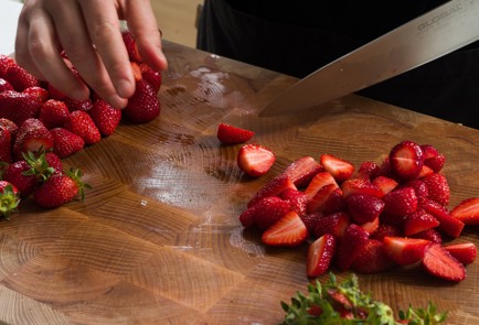 Фото шага рецепта Фруктовый салат с йогуртовой заправкой 152414 шаг 2