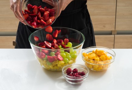 Фото шага рецепта Фруктовый салат с йогуртовой заправкой 152414 шаг 5