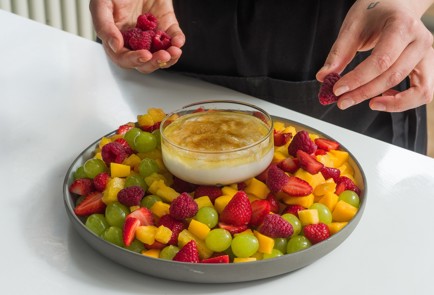 Фото шага рецепта Фруктовый салат с йогуртовой заправкой 152414 шаг 8