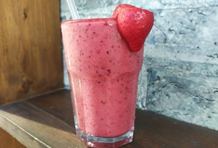 Фото шага рецепта Фруктовый смузи с клубникой 189454 шаг 10